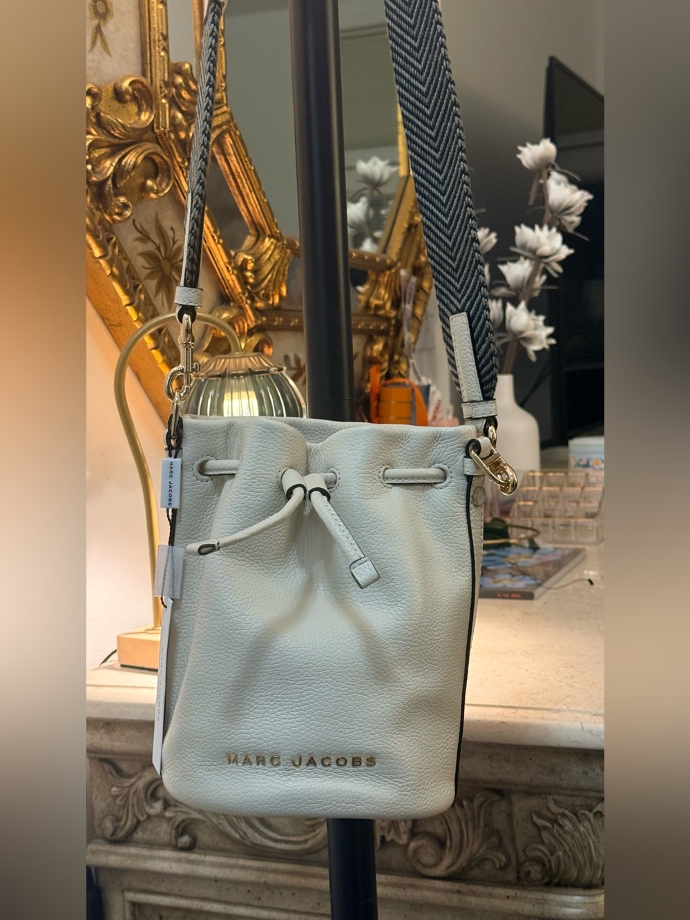 Marc Jacobs
marshmallow Pebble
Leather
Drawstring Bucket/ Handle Bag NwT